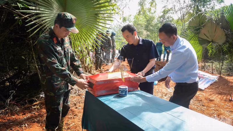Les dirigeants de la province de Lao Cai, du Commandement militaire provincial et du quartier de Cam Duong réaménagent avec soin les tombes, en témoignage de leur profond respect et de leur reconnaissance envers les héros et soldats morts pour la Patrie. (Photo : Cong Hai)