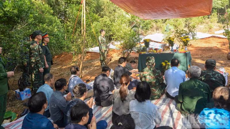 Les délégués, les habitants et les forces compétentes accomplissent la cérémonie avant de procéder à l’exhumation des 28 dépouilles de soldats morts pour la Patrie. (Photo : Cong Hai)