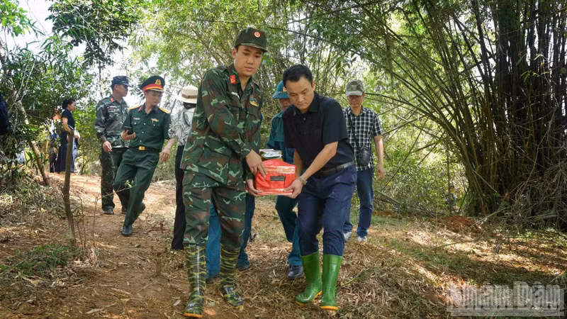 Les dépouilles des soldats morts pour la Patrie sont transférées dans la chambre mortuaire. Une fois les opérations d’exhumation achevées, la province de Lao Cai organisera, conformément à la réglementation, la cérémonie commémorative et l’inhumation des dépouilles. (Photo : Cong Hai)