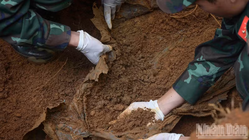L’exhumation des dépouilles est menée avec prudence et minutie, dans le respect des règles de sécurité et de la dignité due aux soldats morts pour la Patrie. (Photo : Cong Hai)