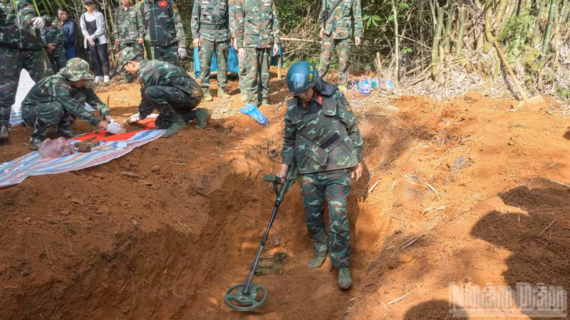 Au cours de l’exhumation, les forces compétentes ont découvert des explosifs. Les forces du génie sont immédiatement intervenues pour procéder au déminage et au traitement de ces explosifs, garantissant une sécurité absolue. (Photo : Cong Hai)