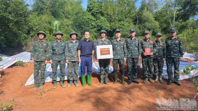 Les dirigeants de la province de Lao Cai et du Commandement militaire provincial offrent des cadeaux pour encourager les forces compétentes chargées de rechercher, de regrouper et d’identifier les dépouilles des soldats morts pour la Patrie. (Photo : Cong Hai)