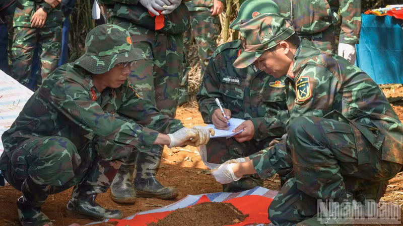 28 dépouilles de soldats morts pour la Patrie exhumées dans le quartier de Cam Duong (Lao Cai)