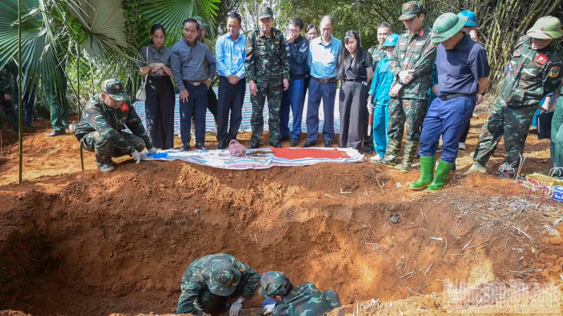Les forces compétentes procèdent à l’exhumation des dépouilles des soldats morts pour la Patrie. (Photo : Cong Hai)
