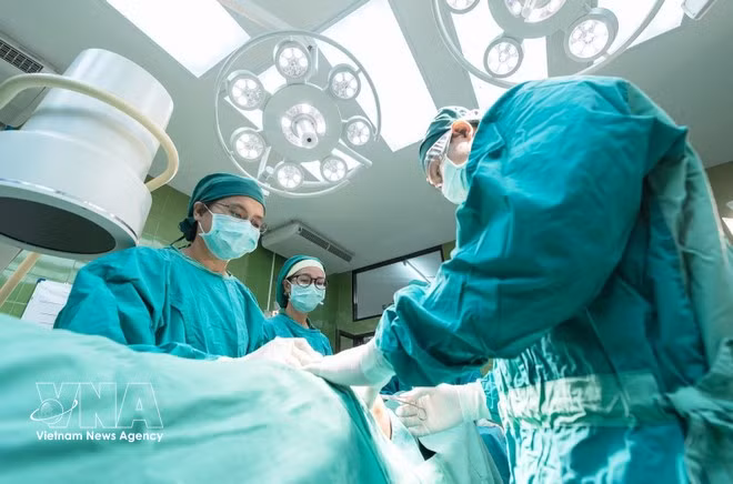 Le Vietnam dispose de plusieurs atouts compétitifs : des coûts abordables, un personnel médical hautement qualifié et la maîtrise de techniques de pointe, notamment en cardiologie, en greffes d’organes, en fécondation in vitro et en soins dentaires. Photo : VNA.
