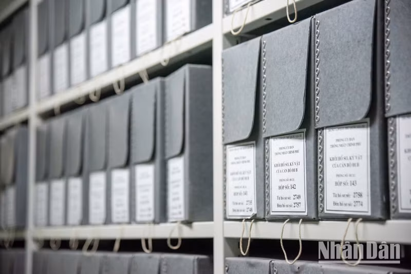 Chaque dossier rappelle aux générations d’aujourd’hui leur devoir de reconnaissance envers leurs aînés et la nécessité de transmettre cet héritage. Photo : MINH DUY.