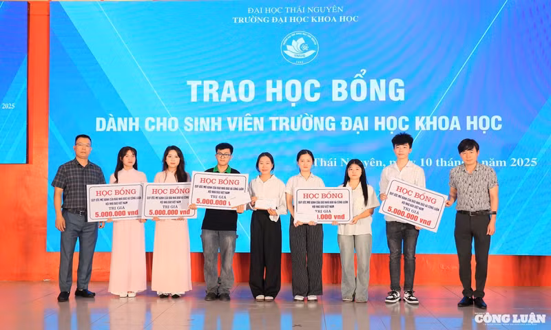 Nhà báo và Công luận remet des bourses "Ước mơ xanh" : Illuminer l'avenir des étudiants en journalisme de l'Université de Thai Nguyen