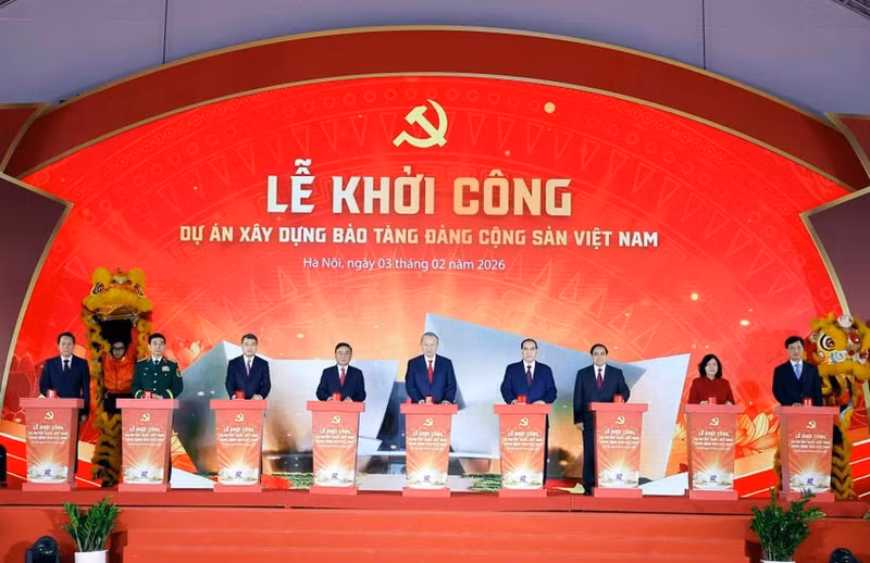  Le Secrétaire général To Lam, le Premier ministre Pham Minh Chinh ainsi que des dirigeants et d’anciens dirigeants du Parti et de l’État ont participé à la cérémonie de lancement du projet de construction du Musée du Parti communiste du Vietnam.