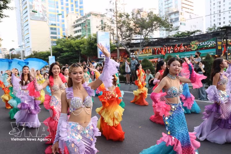 Des acteurs recréent la beauté de la culture maritime lors du carnaval de rue. Photo : VNA