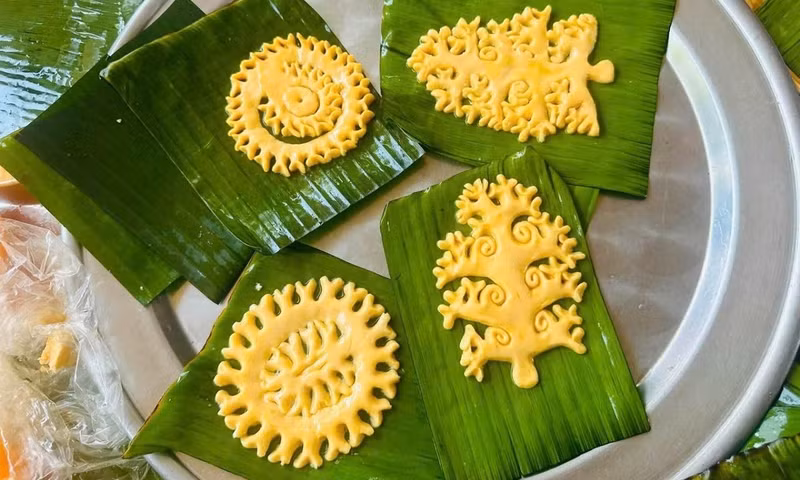Les gâteaux au gingembre sont façonnés avec minutie et savoir-faire avant d’être frits. Photo : Commune de Hông Thai.
