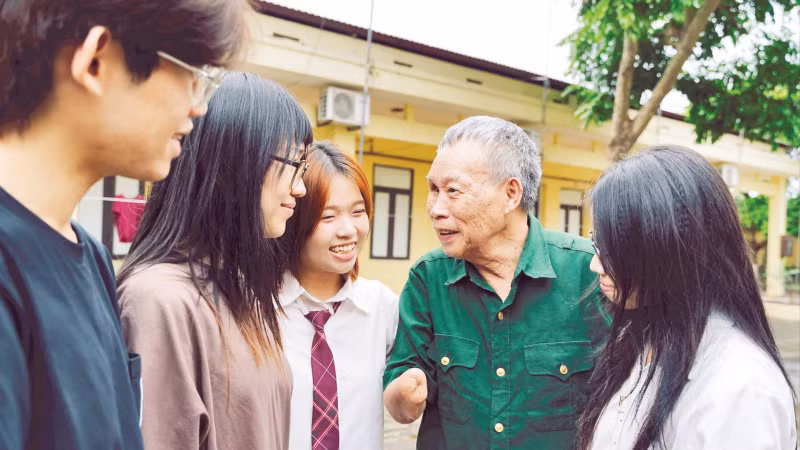 Des membres du projet "Chuyen thoi binh" (Histoires du temps de paix) écoutent le témoignage du vétéran de guerre blessé Do Dang Khuay au Centre de réadaptation pour invalides de guerre de Thuan Thanh. Photo : nhandan.