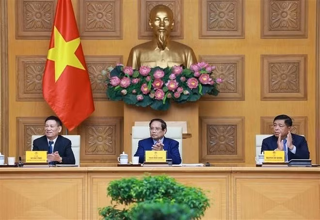 Le Premier ministre Pham Minh Chinh (centre) lors de la rencontre. Photo : VNA.