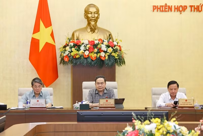 Le président de l’AN, Tran Thanh Man (au milieu) lors de la réunion. Photo : VNA.