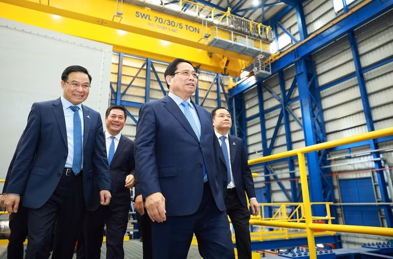 Le Premier ministre Pham Minh Chinh visite le système d’exploitation des centrales électriques au GNL Nhon Trach 3 et 4. Photo : VNA