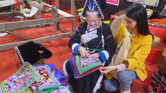 Découvert de l'artisanat traditionnel de la broderie du groupe ethnique Pa Dí dans la commune de Muong Khuong. Photo : VNA.