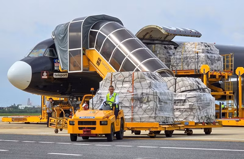 Le premier vol transportant l’aide est arrivé à l’aéroport de Da Nang à la mi-journée du 11 novembre. Photo : VNA.