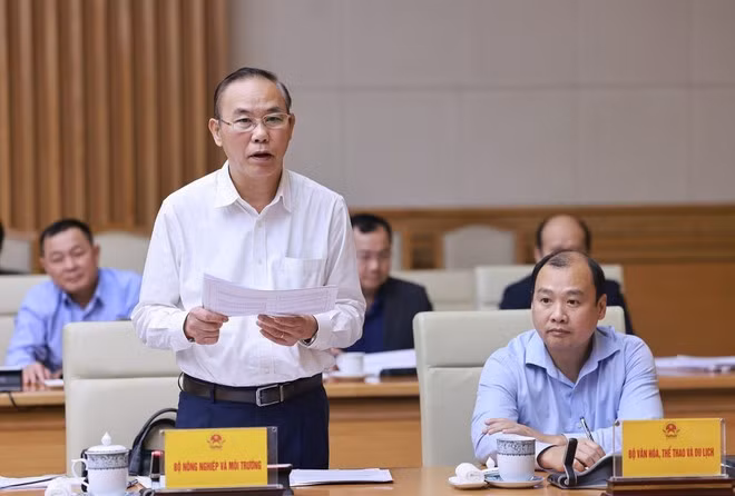 Le vice-ministre de l'Agriculture et de l'Environnement, Phung Duc Tien, présente le bilan des efforts de prévention et de lutte contre la pêche INN. Photo : VNA