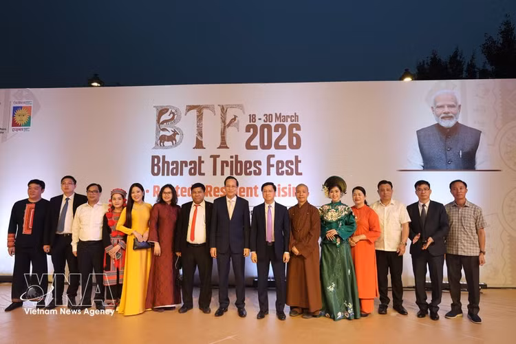 Le ministre Dao Ngoc Dung et la délégation l'accompagnant posent pour une photo lors du Bharat Tribes Fest 2026. Photo : VNA.