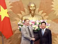 Le vice-président de l’Assemblée nationale, Nguyen Hong Dien (à droite) et Bruno Jaspaert, président de la Chambre de Commerce européenne au Vietnam (EuroCham). Photo : Tuan Anh/VNA.