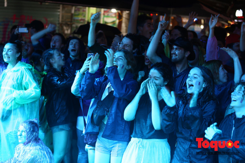Sous la pluie, les fans acclament les Bleus champions du monde après 20 ans ảnh 6 Sous la pluie, les fans acclament les Bleus champions du monde après 20 ans ảnh 6