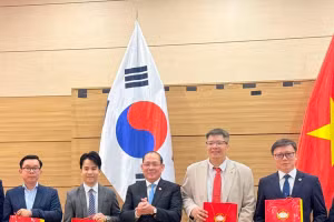 Le vice-président du Comité central du Front de la Patrie du Vietnam (FPV), Hoang Cong Thuy, remet des cadeaux aux représentants de l’Association des entrepreneurs et investisseurs Vietnam–République de Corée et de l’Association des experts et intellectuels Vietnam–République de Corée. Photo : VKBIA.