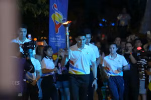 Des athlètes qualifiés de Hô Chi Minh-Ville portent la flamme jusqu’à la tribune officielle. Photo : VOV.