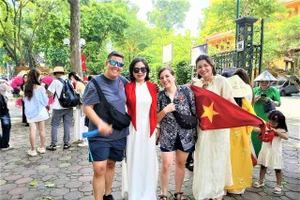 Emma et Mathilda, allemandes, à Hanoi. Photo : Tri Minh/NDEL.