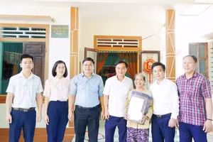 Les dirigeants de la province de Quang Tri et de la commune de Vinh Linh rendent visite à Mme Nguyen Thi Do, épouse du soldat tombé pour la Patrie Nguyen Van Son. Photo : NDEL.