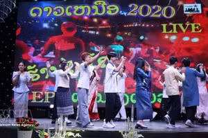 Un numéro artistique des jeunes Vietnamiens d'outre-mer lors d'un programme d'échanges consacré à la langue vietnamienne. Photo : VNA.