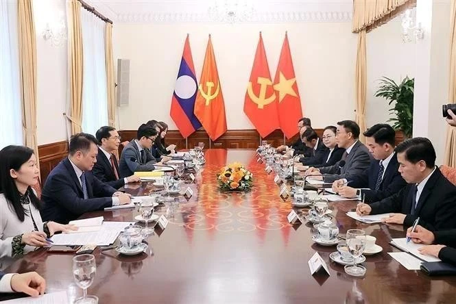 Entretien entre le vice-Premier ministre et ministre des Affaires étrangères du Vietnam, Bui Thanh Son et le président par intérim de la Commission des relations extérieures du Comité central du PPRL, Bounleua Phandanouvong. Photo : VNA.