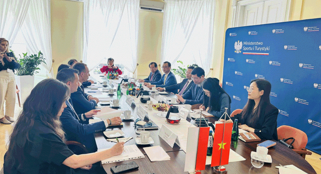 Le vice-ministre vietnamien Ho An Phong a eu une séance de travail avec avec Piotr Borys, secrétaire d’État au ministère des Sports et du Tourisme de Pologne. Photo : VOV. pologne-piotr.gif