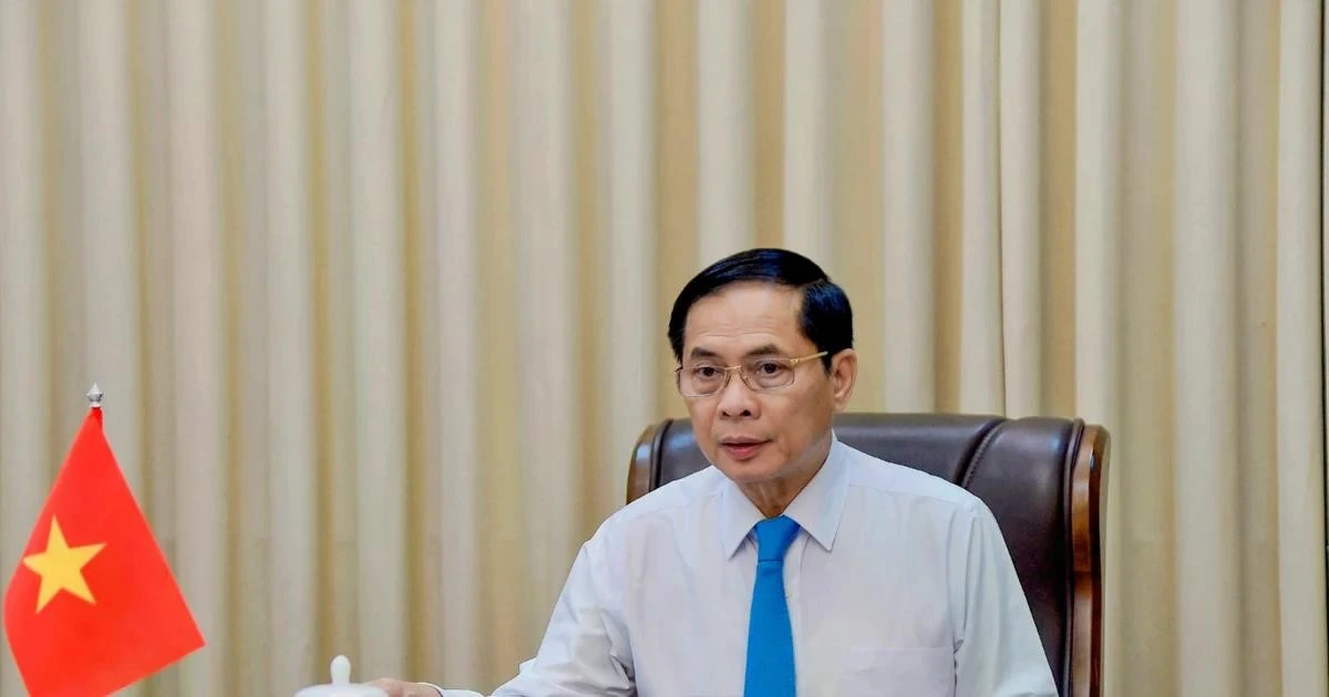 Le vice-Premier ministre et ministre des Affaires étrangères, Bui Thanh Son, lors de son entretien téléphonique avec le ministre allemand des Affaires étrangères, Johann Wadephul, le 2 juin. Photo : VNA.