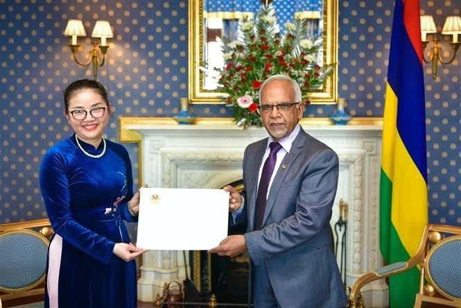 L'ambassadrice du Vietnam, Tran Thi Thu Thin, a présenté ses lettres de créance au président de la République de Maurice, Dharambeer Gokhool, le 2 juin, au Palais présidentiel à Port-Louis. Photo : Ambassade du Vietnam au Mozambique.