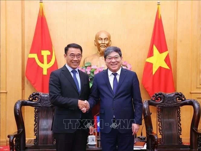 Vietnam et Laos boostent leur coopération en matière de formation des cadres