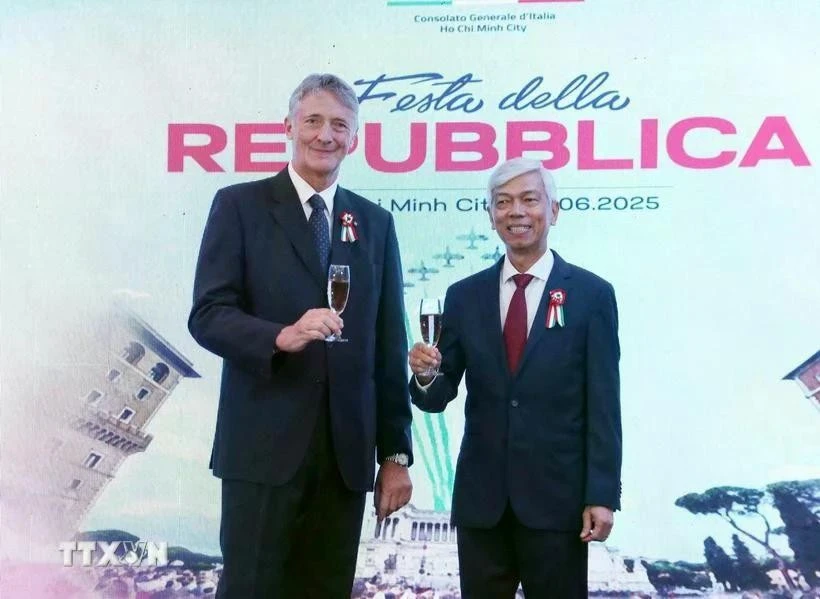 Vo Van Hoan, vice-président du Comité populaire de Ho Chi Minh-Ville (droite) et Enrico Padula, consul général d'Italie à HCM-Ville. Photo : VNA.