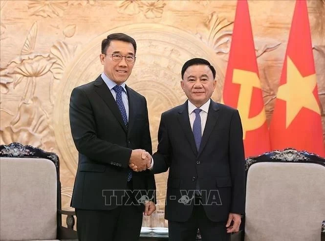 Tran Cam Tu, Permanent du Secrétariat du Comité central du Parti communiste du Vietnam (droite) et Bounleua Phandanouvong, président par intérim de la Commission des relations extérieures du Comité central du Parti populaire révolutionnaire lao. Photo : VNA.