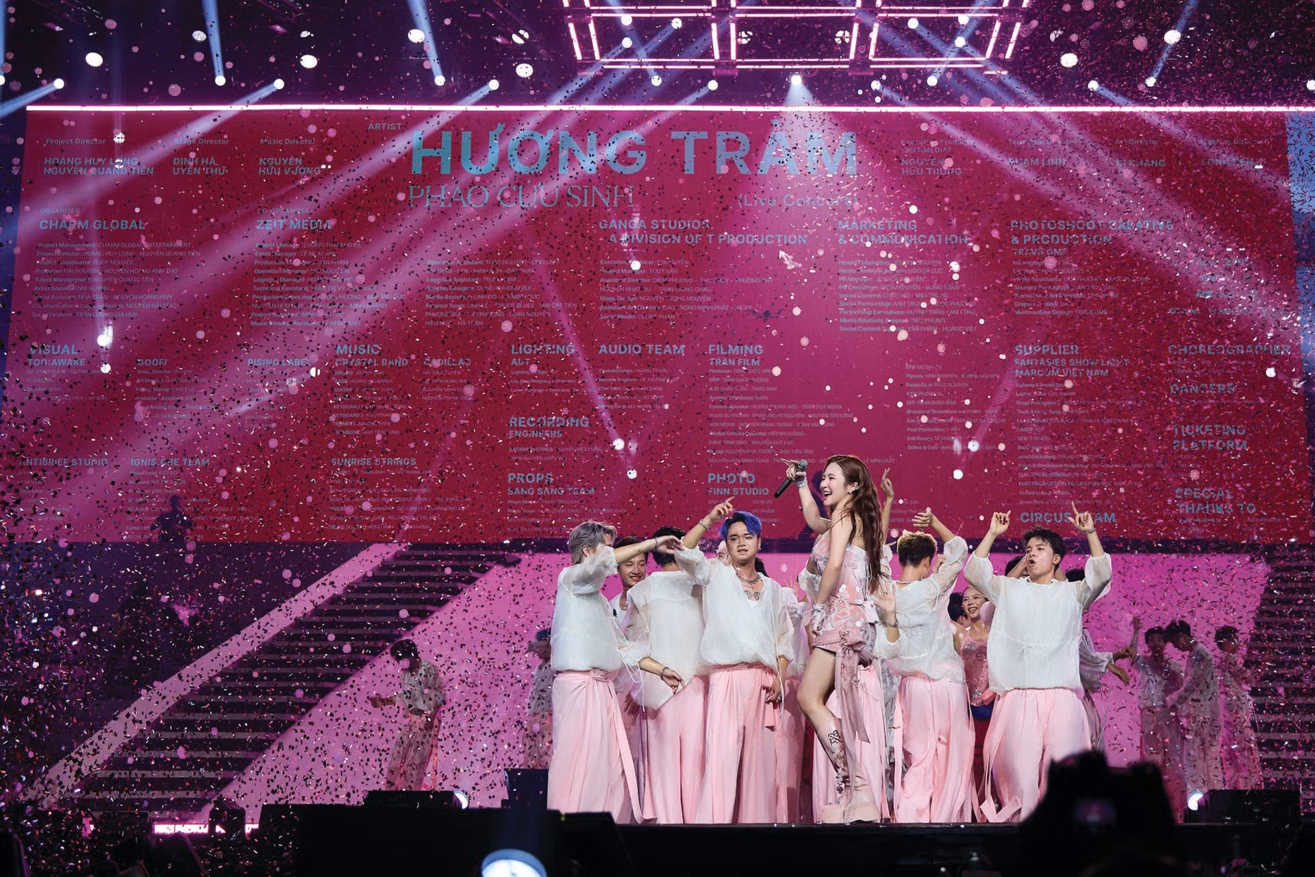 Début août à Hanoï, Hương Tràm a fait vibrer plusieurs milliers de personnes avec son “Phao Cứu Sinh Live Concert”. Photo : comité d'organisation