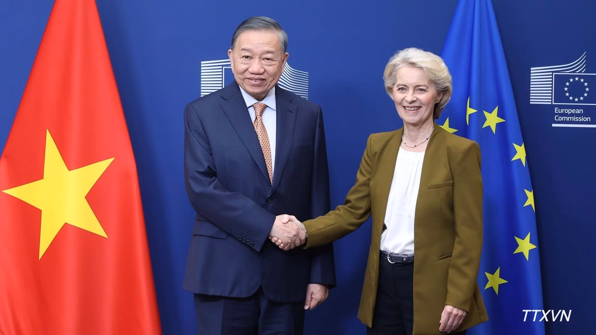 Le SG du PCV et président de la République, To Lam (à gauche), et la présidente de la CE, Ursula von der Leyen, le 22 octobre à Bruxelles, en Belgique. Photo : VNA.