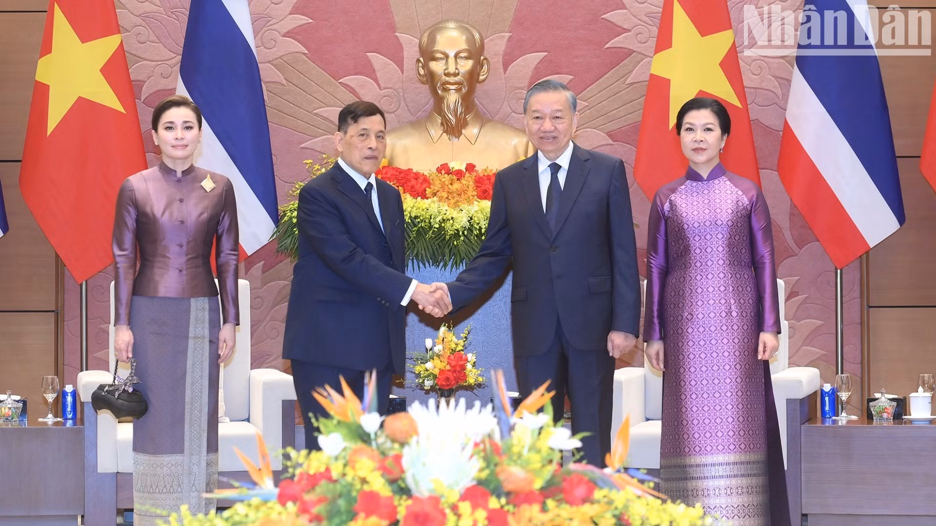 Le SG du PCV et président vietnamien, To Lam (2e droite), et le roi de Thaïlande, Maha Vajiralongkorn Phra Vajiraklaochaoyuhua, le 15 septembre à Hanoï. Photo : NDEL.