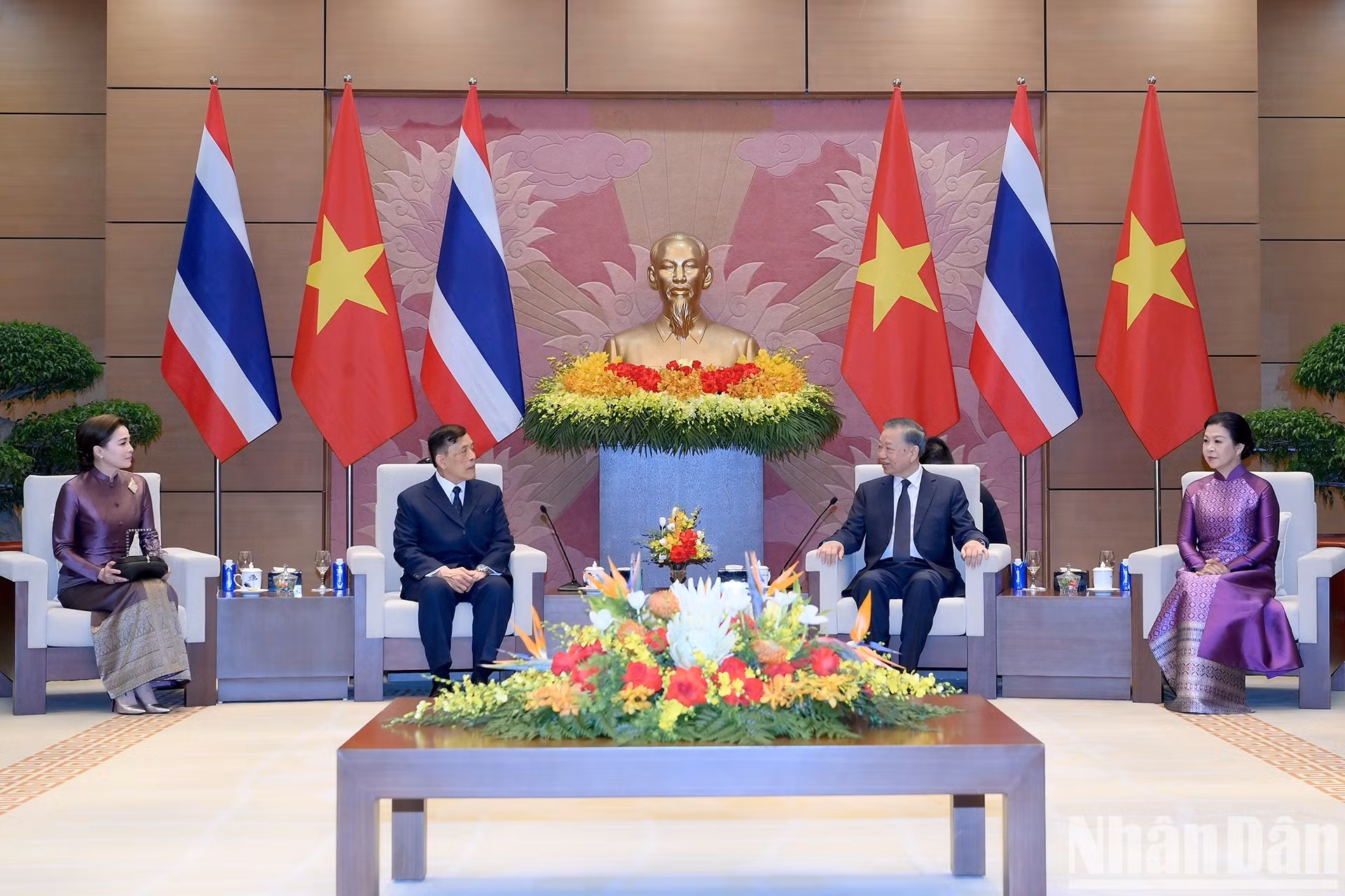 Le SG du PCV et président vietnamien To Lam et son épouse (à droite), aux côtés du roi de Thaïlande Maha Vajiralongkorn Phra Vajiraklaochaoyuhua et de la reine, lors de leur entretien à Hanoï, le 15 septembre. Photo : Dang Khoa/NDEL