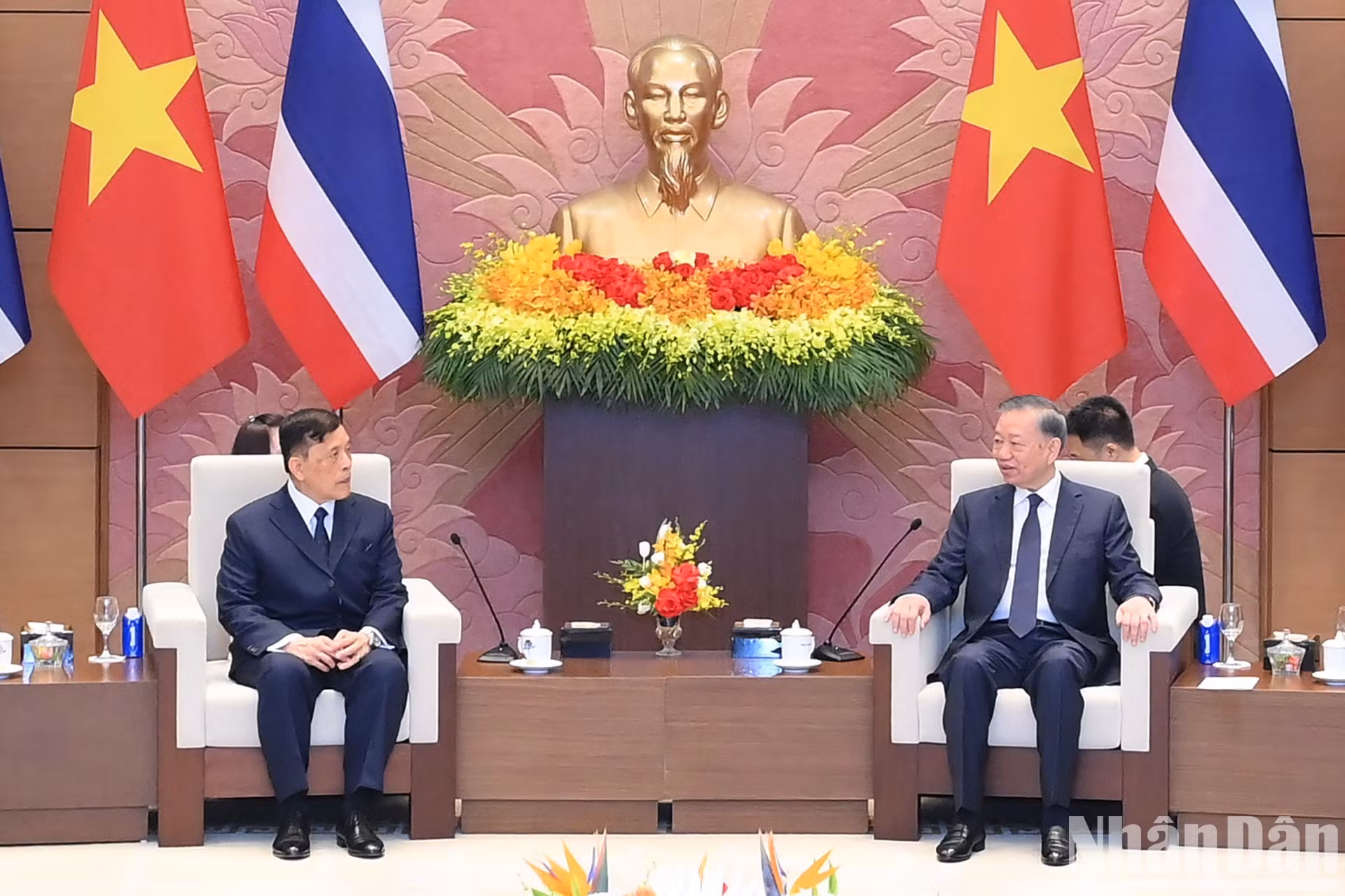 Lors de leur entretien, le SG du PCV et président vietnamien, To Lam, et le roi de Thaïlande, Maha Vajiralongkorn, sont convenus de consolider la confiance politique et d’approfondir la coopération bilatérale. Photo : Dang Khoa/NDEL