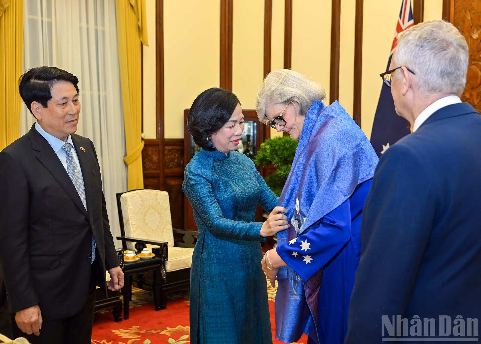Mme Nguyen Thi Minh Nguyet (2e, droite), épouse du président Luong Cuong, offre des cadeaux à la gouverneure générale d'Australie, Sam Mostyn. Photo : Thuy Nguyen/NDEL