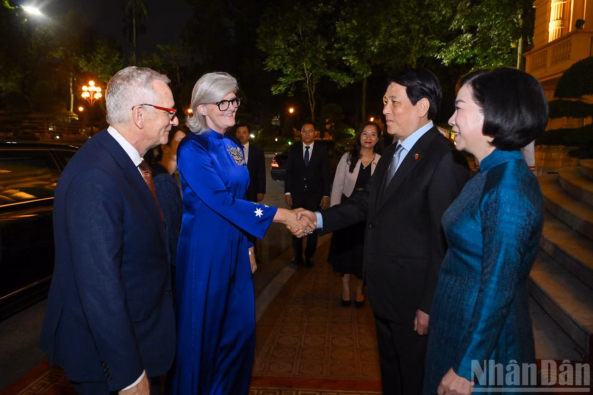 Le président Luong Cuong et son épouse accueillent la gouverneure générale d’Australie, Sam Mostyn, et son époux au Palais présidentiel. Photo : Thuy Nguyen/NDEL