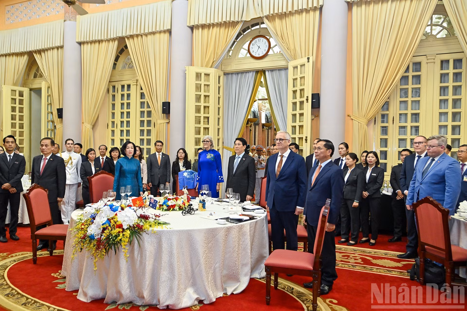 Les hôtes et invités écoutent la fanfare militaire jouer les hymnes nationaux des deux pays. Photo : Thuy Nguyen/NDEL