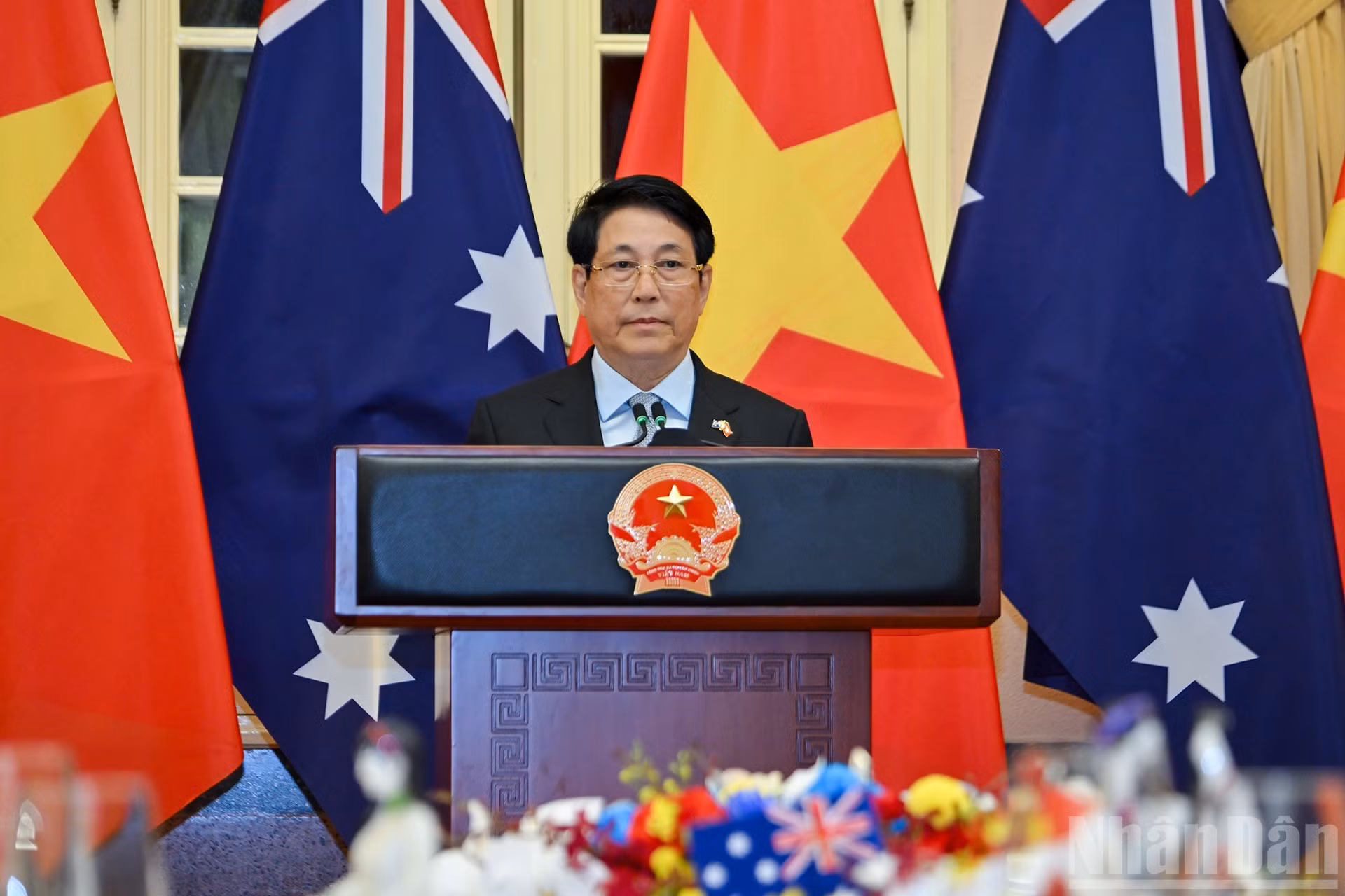 Fier du chemin parcouru dans l’histoire commune des deux nations, le président Luong Cuong s’est déclaré confiant que, forts des acquis obtenus au cours d’un demi-siècle et des résultats positifs de cette visite, le partenariat stratégique global Vietnam - Australie continuerait de s’élever vers de nouveaux sommets, au bénéfice concret des deux peuples et au service de la paix, de la stabilité, de la coopération et du développement dans la région comme dans le monde. Photo : Thuy Nguyen/NDEL