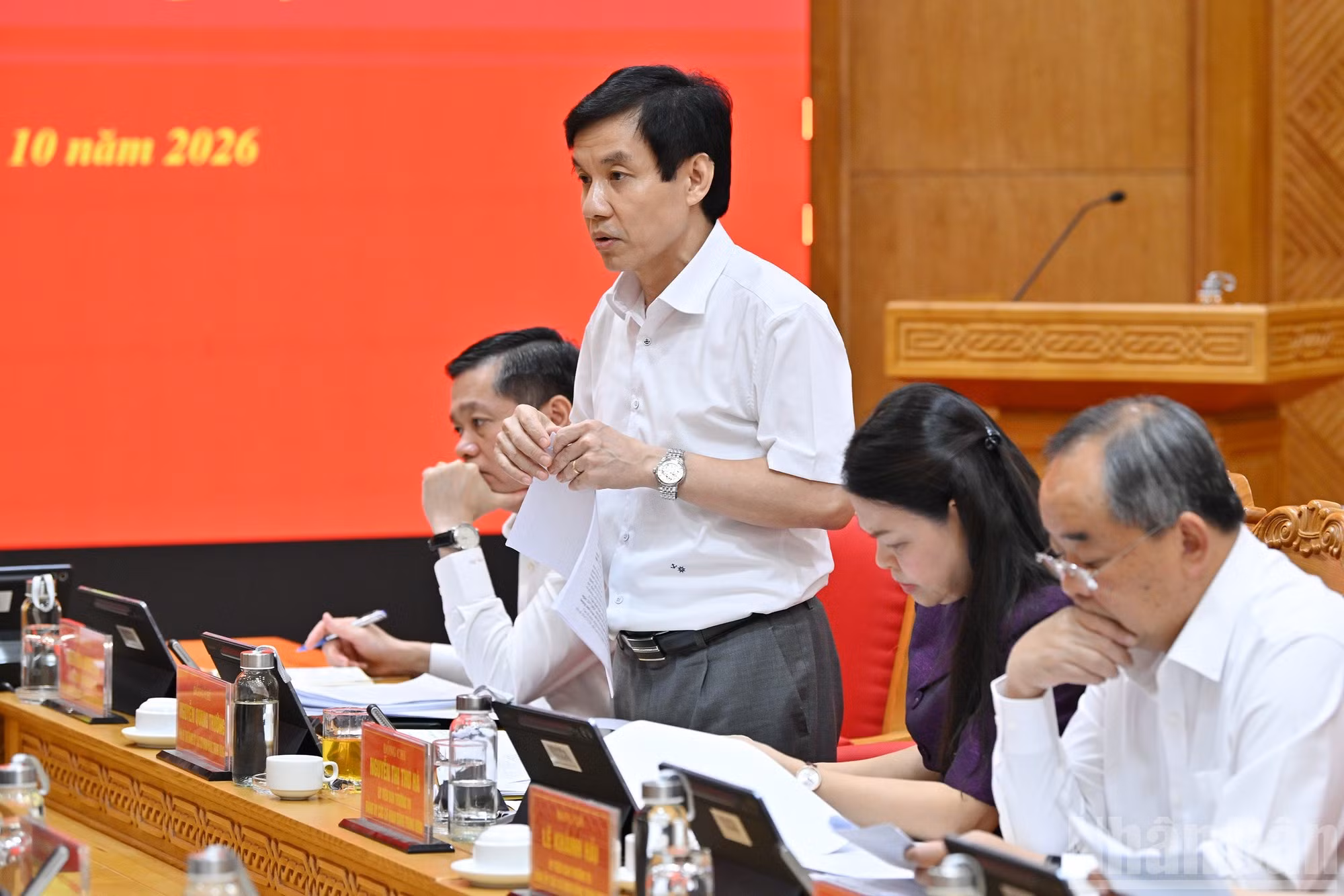 Nguyen Quang Truong, secrétaire adjoint du Comité du Parti des organes centraux du Parti et président de la Commission d'inspection dudit comité, présente un rapport lors de la réunion. Photo : NDEL