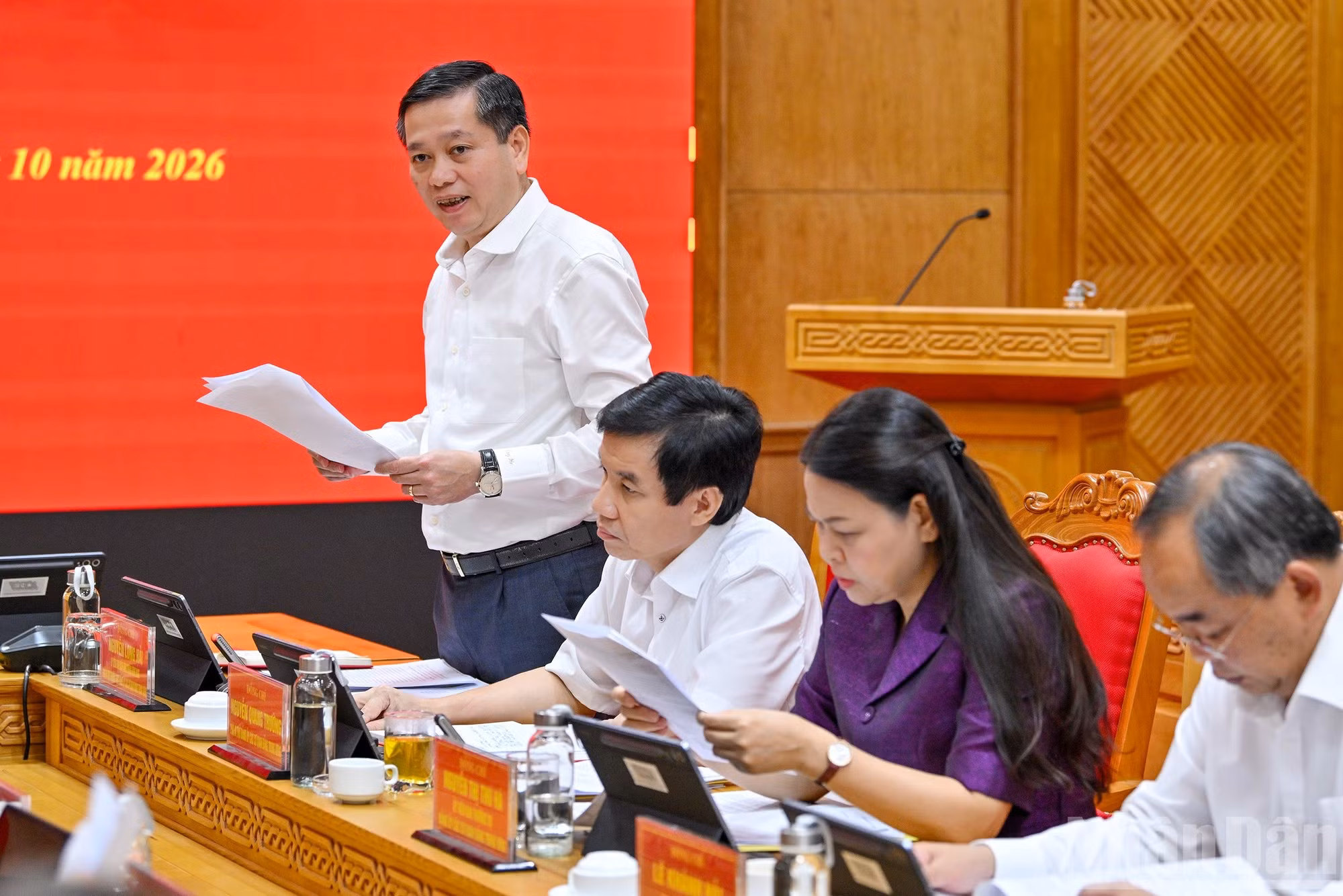 Nguyen Long Hai, secrétaire adjoint du Comité permanent du Comité du Parti des organes centraux du Parti, présente un rapport lors de la réunion. Photo : NDEL