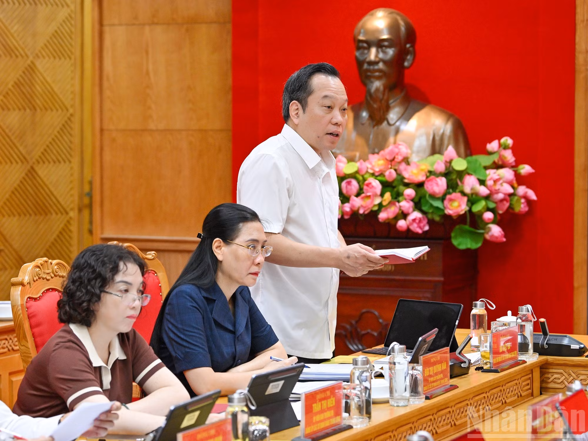 Le secrétaire adjoint du Comité du Parti des organes centraux du Parti, Do Viet Ha, prend la parole lors de la réunion. Photo : NDEL