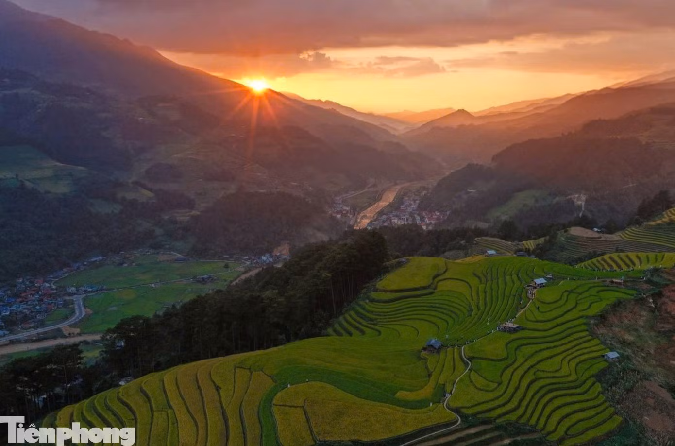 À la fin du mois de septembre, les rizières en terrasses de la commune de Mu Cang Chai, dans la province de Lao Cai (au Nord-Ouest), entrent dans la saison de la récolte. Les teintes dorées recouvrent les flancs des montagnes, offrant le paysage emblématique des hautes terres du Nord-Ouest du Vietnam et attirant de nombreux visiteurs venus admirer les lieux, prendre des photos et immortaliser la saison du riz mûr. Photo : tienphong.vn