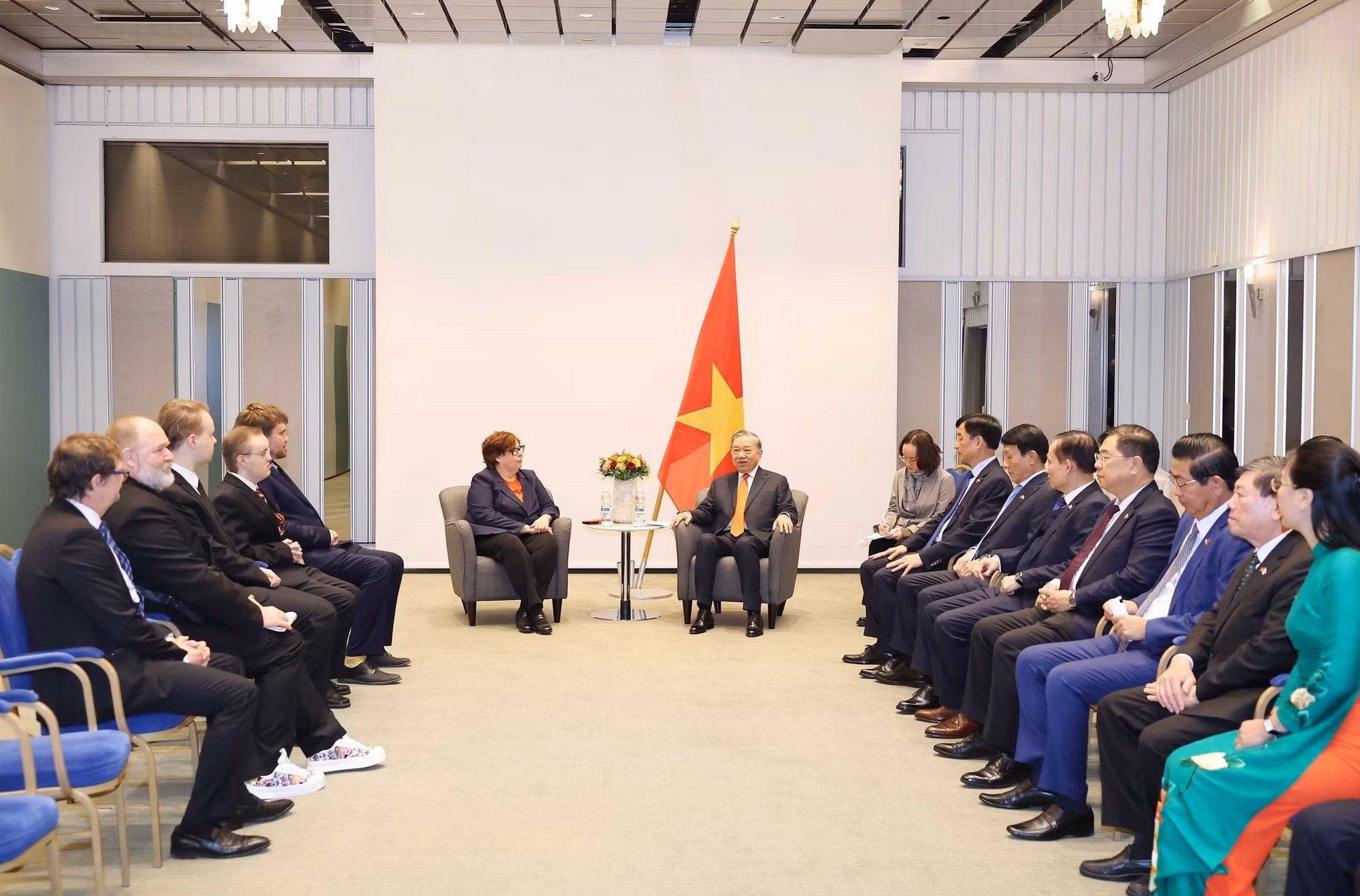 Les dirigeants des deux Partis se sont réjouis des avancées récentes des relations bilatérales et ont convenu de renforcer la coopération et l’amitié traditionnelle, contribuant à approfondir le partenariat stratégique Vietnam – Finlande, dans l’intérêt à long terme des deux peuples, pour la paix, la stabilité et le développement durable dans la région et dans le monde. Les deux parties ont également réaffirmé leur attachement au règlement pacifique des différends, conformément au droit international. Photo : VNA